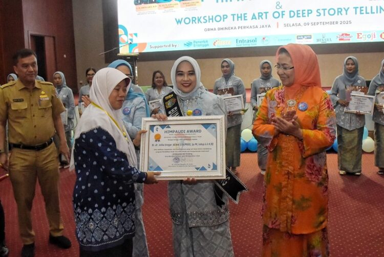 Ny. Jelita Asri Ludin Tambunan Dianugerahi Tokoh Perempuan Peduli PAUD Kategori Utama