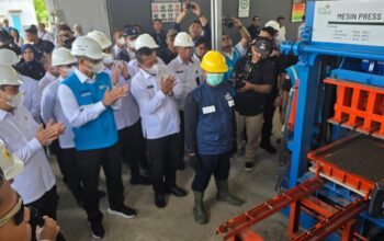 Melalui pengelolaan abu sisa pembakaran batu bara di Pembangkit Listrik Tenaga Uap (PLTU) Adipala berupa Fly Ash dan Bottom Ash (FABA), warga binaan mampu menghasilkan produk konstruksi bernilai ekonomi. FABA yang sebelumnya dipandang sebagai limbah tanpa nilai kini berubah menjadi sumber penghidupan baru.