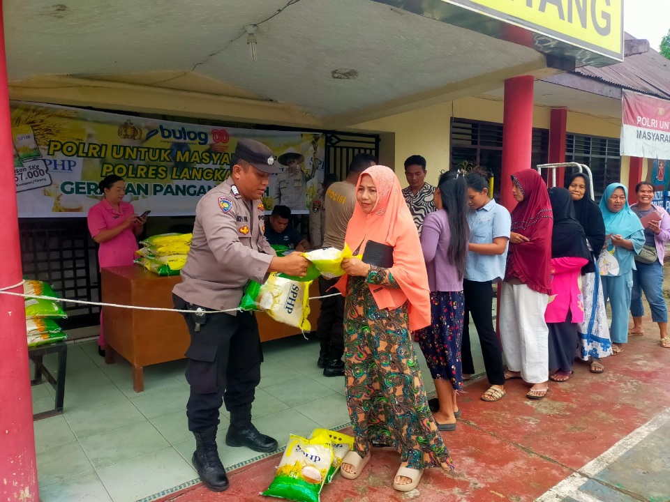 Bantu Masyarakat, Polsek Besitang Kembali Gelar Pasar Pangan Murah