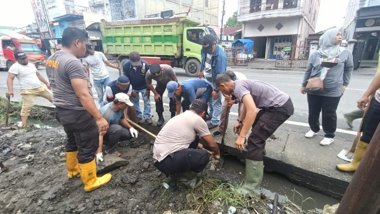 Kapolsek P. Brandan Imbau Warga Tidak Buang Sampah Ke Kanal