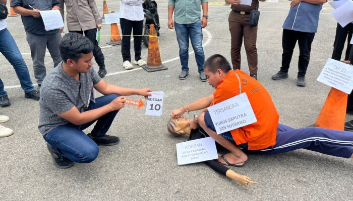 Rekonstruksi Pembunuhan Siswi SMAN 1 Natal, Keluarga Minta Pelaku Dihukum Mati