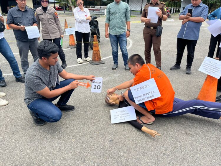 Rekonstruksi Pembunuhan Siswi SMAN 1 Natal, Keluarga Minta Pelaku Dihukum Mati