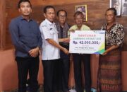 BPJS Ketenagakerjaan Cabang Toba Serahkan Santunan JKM Rp42 Juta Ke Orang Tua Boris Sitorus