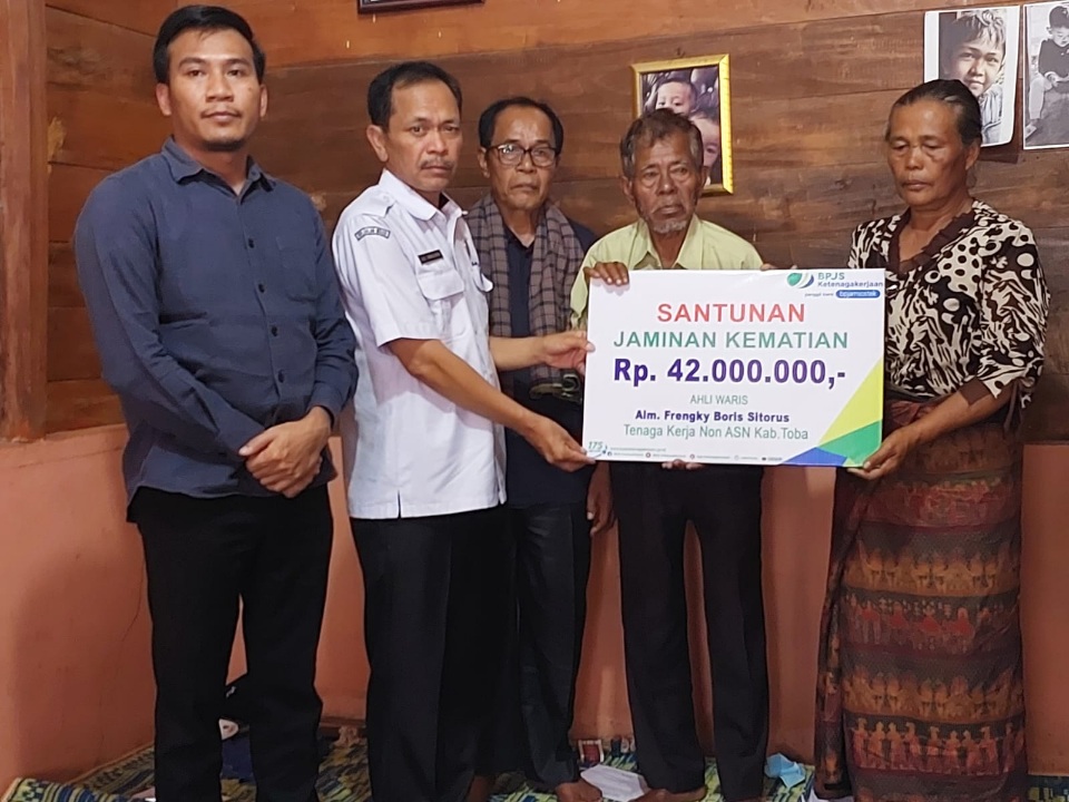BPJS Ketenagakerjaan Cabang Toba Serahkan Santunan JKM Rp42 Juta Ke Orang Tua Boris Sitorus