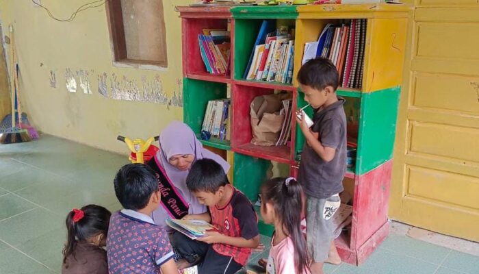 Lewati Jalan Berlumpur, Bunda Peunaron Kunjungi Sri Mulya