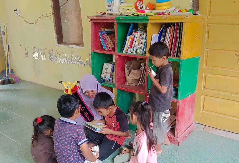 Lewati Jalan Berlumpur, Bunda Peunaron Kunjungi Sri Mulya