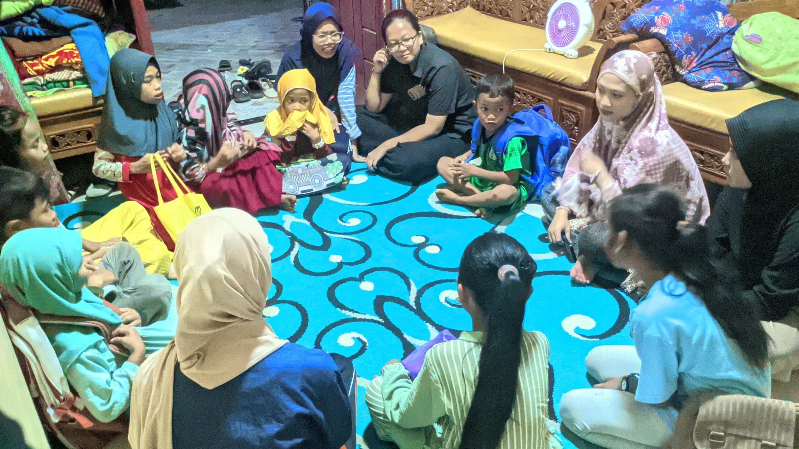 Rumah Belajar Ceria: Anak Desa Kini Punya “Sekolah Mini” Malam Hari