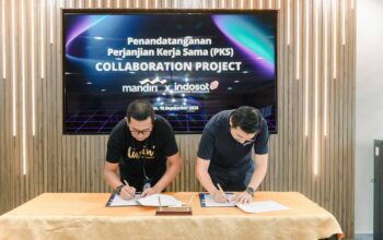 EVP – Head of Circle Sumatra Indosat Ooredoo Hutchison, Agus Sulistio dan Regional CEO Bank Mandiri, I Gede Raka Arimbawa saat menandatangani kerjasama dalam mendukung pengusaha lokal di wilayah rural lewat akses layanan digital dan layanan perbankan yang inklusif.