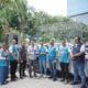General Manager PT PLN (Persero) Unit Induk Distribusi (UID) Sumatera Utara, Ahmad Syauki, memberikan cinderamata sebagai apresiasi dari PLN kepada Cambridge Hotel Medan saat melakukan kunjungan ke Stasiun Pengisian Kendaraan Listrik Umum (SPKLU) yang berada di Cambridge Hotel Medan, Rabu (10/9).