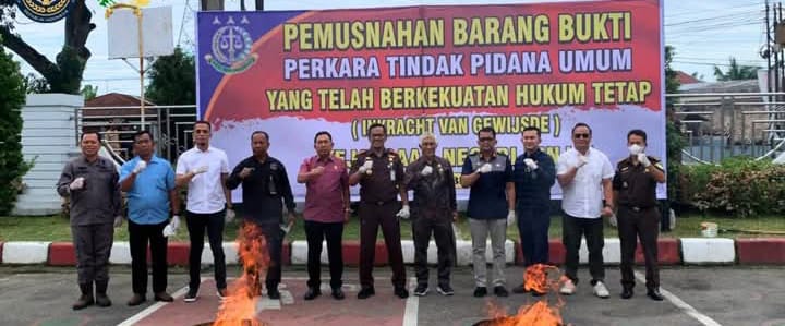 Kejari Binjai Musnahkan Barang Bukti Tindak Pidana Umum Mei-Agustus 2025