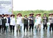 Menhut Tanam Mangrove Di Pantai Sejarah, Batubara