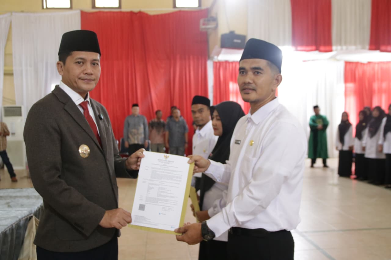 Bupati H. Mirwan Serahkan SK Pengangkatan 100 PPPK Formasi 2024
