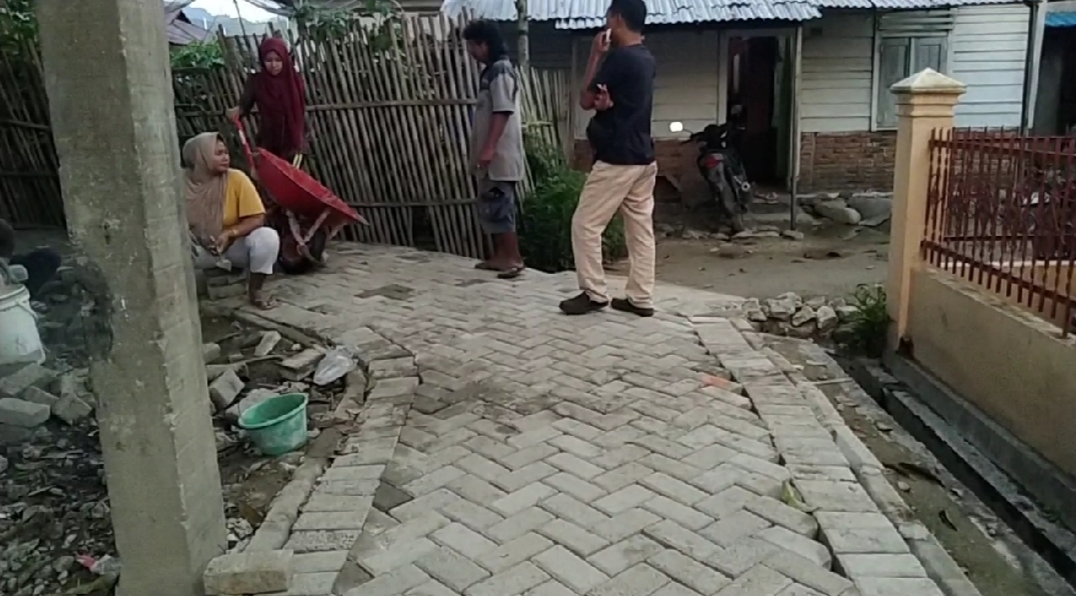 Progres Peningkatan Jalan Lingkungan Di Kel. Panyabungan III Terus Dikebut
