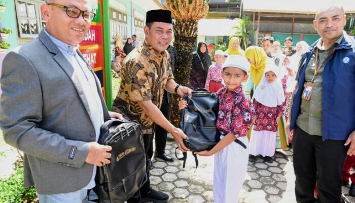 Bupati Aceh Besar Dan BRI Salurkan 500 Tas Sekolah