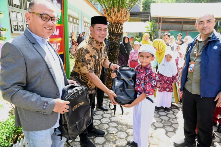 Bupati Aceh Besar Dan BRI Salurkan 500 Tas Sekolah