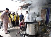 Pembuatan Paving Block Gunakan Sampah Plastik Di Desa Mangkai Baru