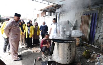 Pembuatan Paving Block Gunakan Sampah Plastik Di Desa Mangkai Baru