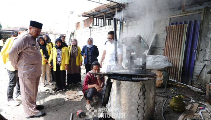 Pembuatan Paving Block Gunakan Sampah Plastik Di Desa Mangkai Baru
