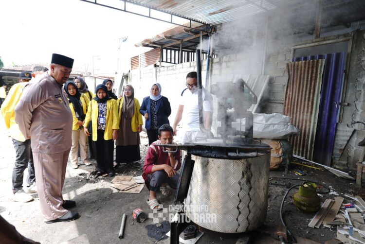Pembuatan Paving Block Gunakan Sampah Plastik Di Desa Mangkai Baru