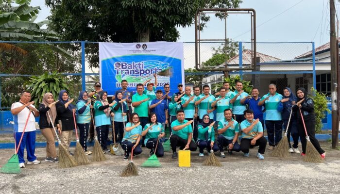 GM Pelindo Regional I Ikut Aksi Bersih-bersih Pelabuhan Teluknibung Sambut Harhubnas 2025