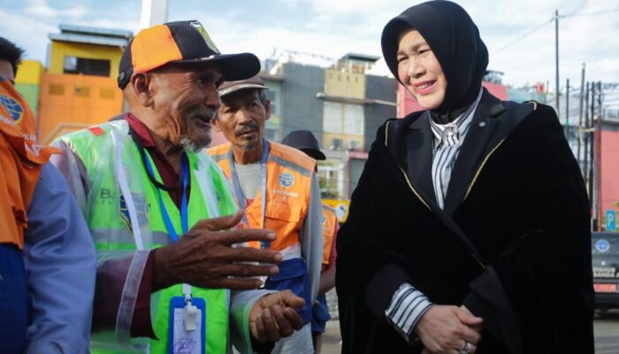 Illiza Serahkan Atribut Baru Untuk Tingkatkan Pelayanan Juru Parkir