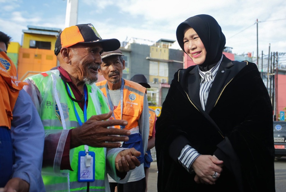 Illiza Serahkan Atribut Baru Untuk Tingkatkan Pelayanan Juru Parkir