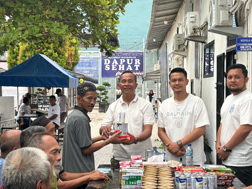 Peduli Kesehatan Lansia, Lapas Labuhan Ruku Bagikan Susu Dan Perlengkapan Mandi
