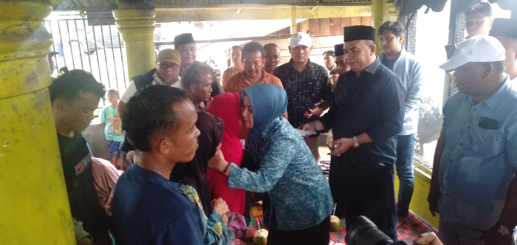 Usai Kunker Daerah Terpencil, Bupati Agara Serahkan Bantuan Korban Kebakaran
