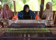 Ketua Dekranasda Aceh Besar Kunjungi Sentra Kerajinan Songket Dan Souvenir