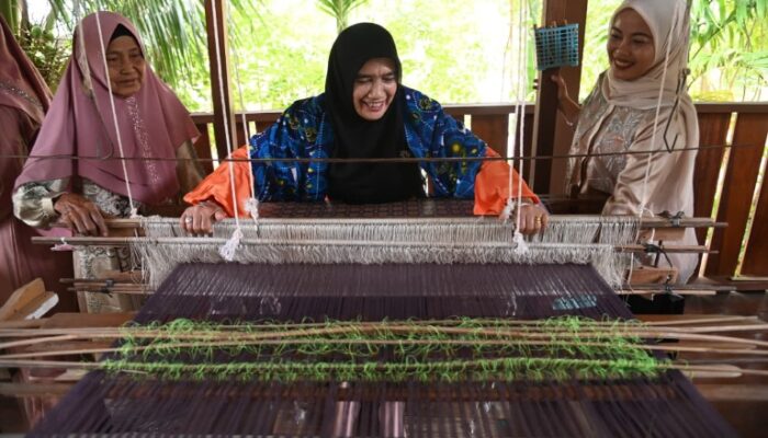 Ketua Dekranasda Aceh Besar Kunjungi Sentra Kerajinan Songket Dan Souvenir