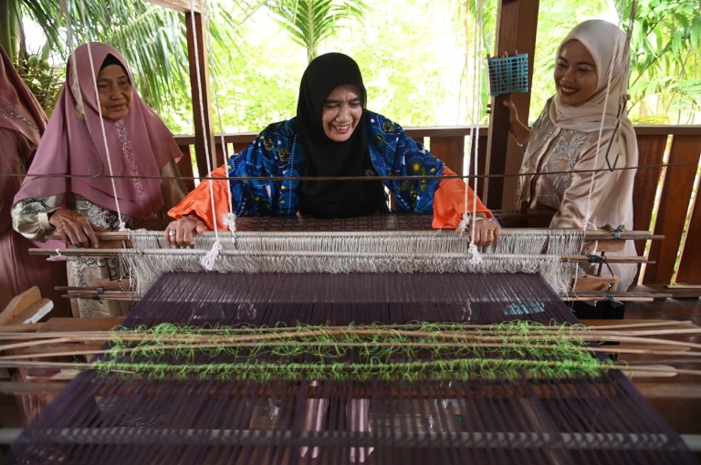 Ketua Dekranasda Aceh Besar Kunjungi Sentra Kerajinan Songket Dan Souvenir