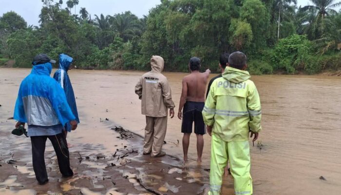 Perahunya Terbalik, Wahyu, Pemuda 17 Tahun Hanyut Di Aek Batang Natal