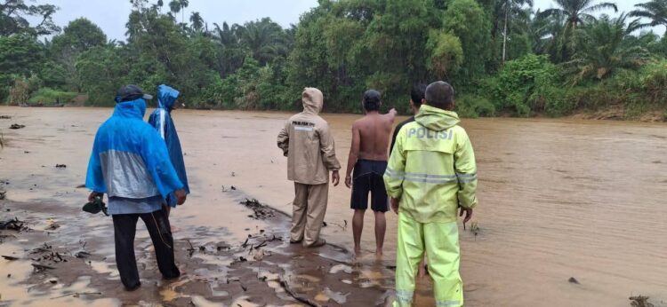 Perahunya Terbalik, Wahyu, Pemuda 17 Tahun Hanyut Di Aek Batang Natal