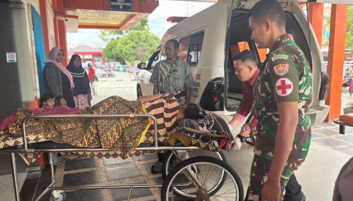 Prajurit TNI Yonif TP 854 Evakuasi Dua Warga Sakit Stroke Di Aceh Tengah