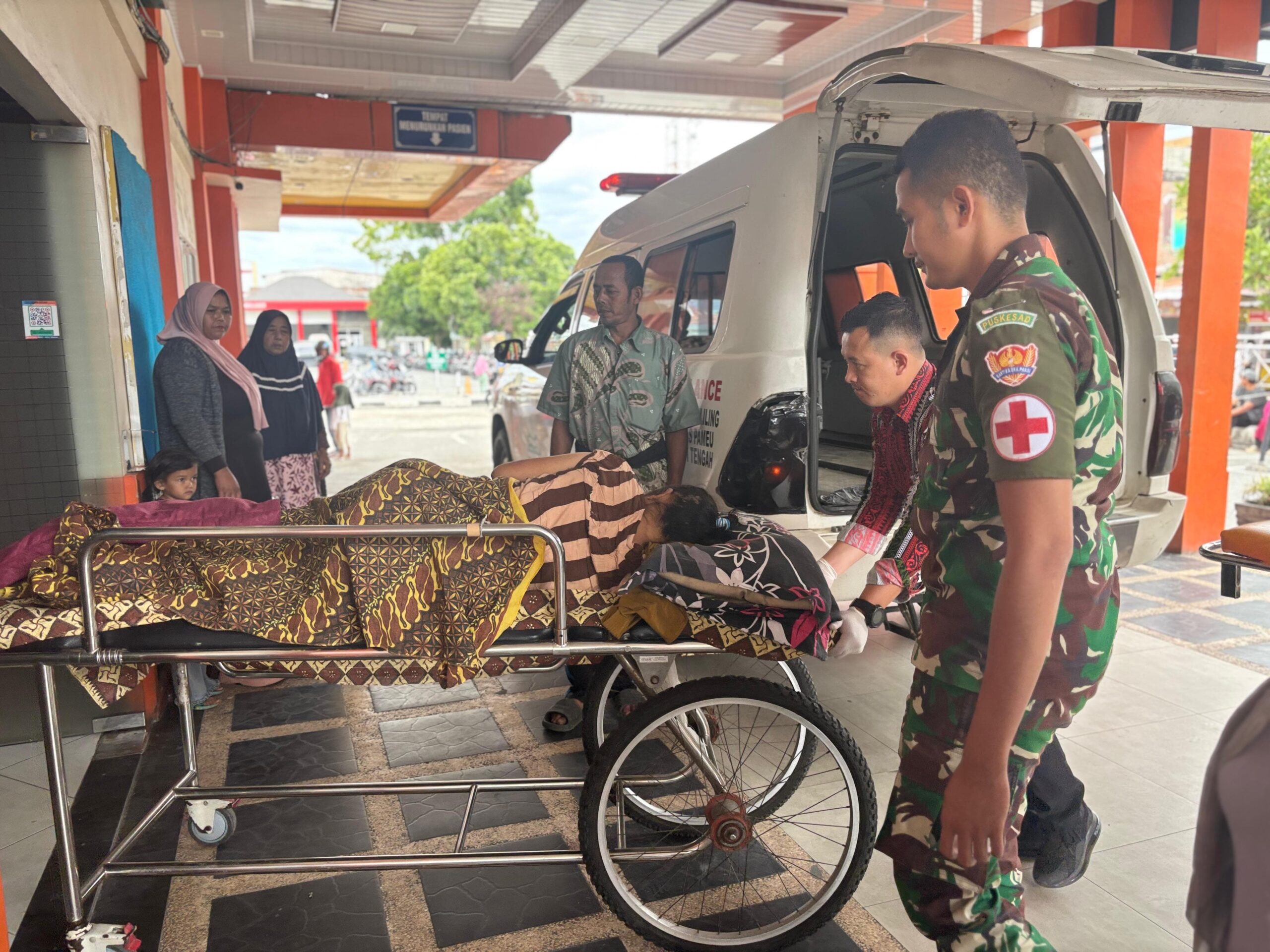Prajurit TNI Yonif TP 854 Evakuasi Dua Warga Sakit Stroke Di Aceh Tengah