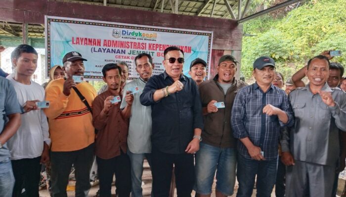Jemput Bola Disdukcapil Agara Disambut Gembira Masyarakat Desa Terpencil
