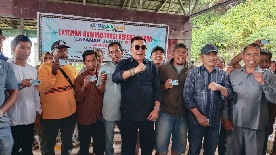 Jemput Bola Disdukcapil Agara Disambut Gembira Masyarakat Desa Terpencil