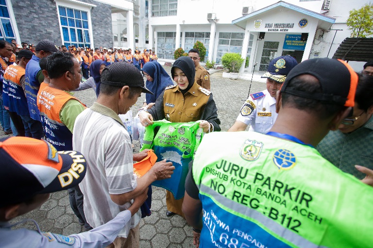 Juru Parkir Di Banda Aceh Kini Punya Atribut Baru
