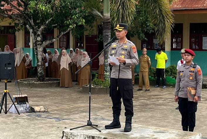 Jadi Pembina Upacara Di SMAN 1 Gumer, Kapolres Ingatkan Bahaya Narkoba