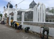 TNI Gelar Karya Bakti Bersihkan Masjid Al Ikhlas Titeue