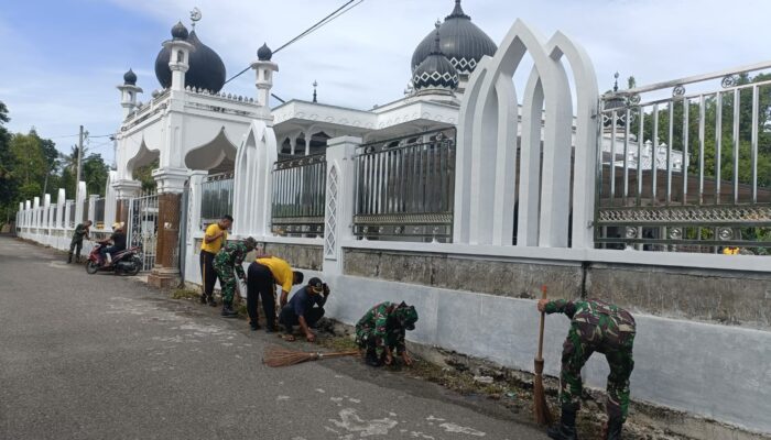 TNI Gelar Karya Bakti Bersihkan Masjid Al Ikhlas Titeue
