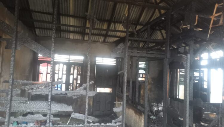 Pemilik Di Kebun, 1 Rumah Terbakar