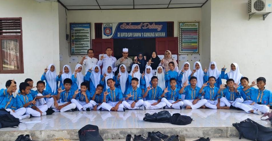 Kunjungi SMPN 1 Gumer, Ketua MAA Kenalkan Makna Motif Baju Khas Daerah