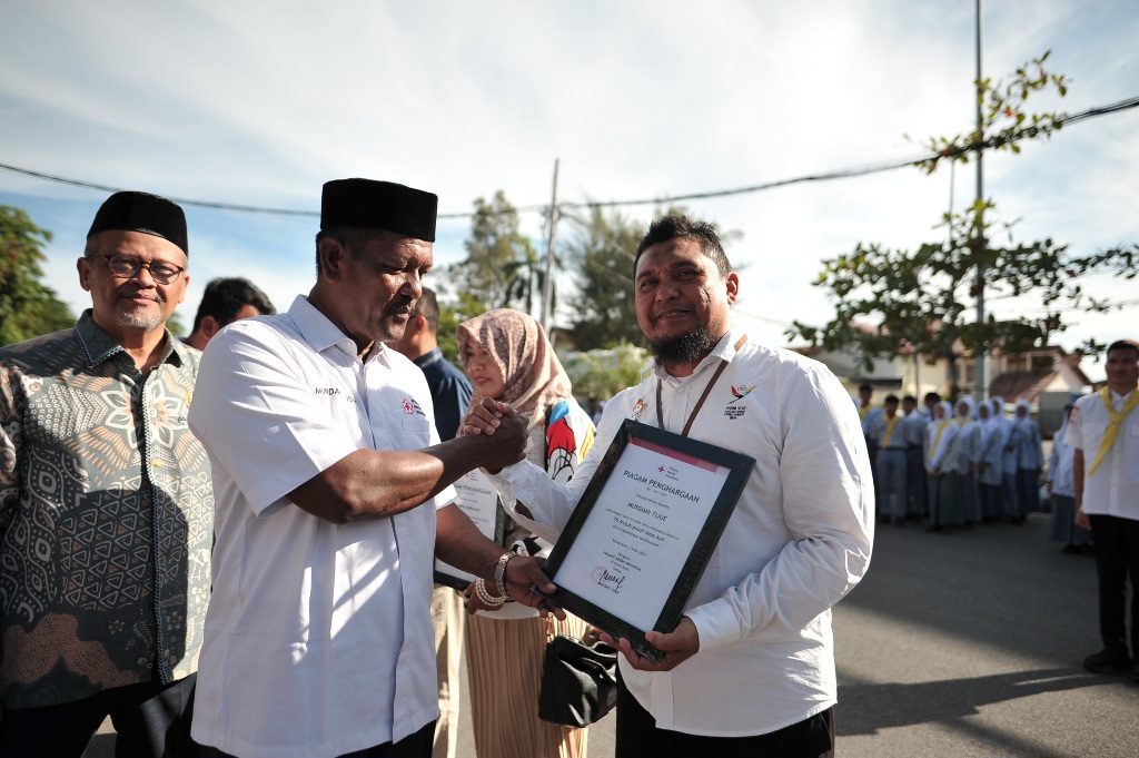 Peringati HUT Ke 80, PMI Banda Aceh Serahkan Piagam Penghargaan Dan Cinderamata Ke Pendonor