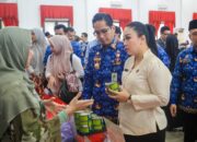 Rico Waas Serahkan Sertifikat Halal Untuk Pelaku UMKM