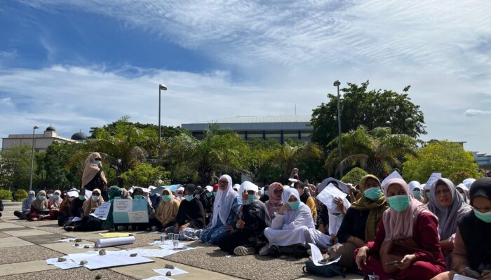 Ratusan Nakes RSUZA Demo Tuntut Pemotongan Remunerasi Sepihak