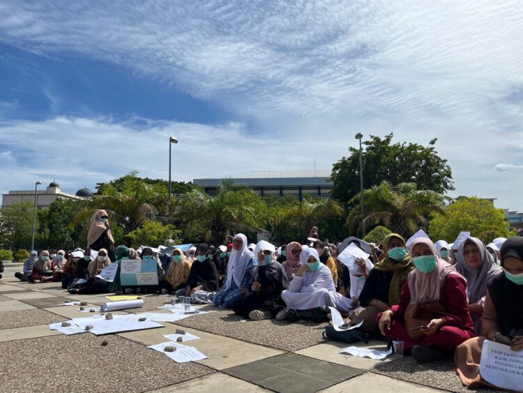 Ratusan Nakes RSUZA Demo Tuntut Pemotongan Remunerasi Sepihak