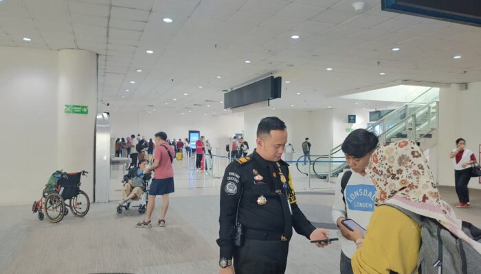 Cegah Antrean, Imigrasi Kualanamu Proaktif Bantu Penumpang Isi Aplikasi All Indonesia