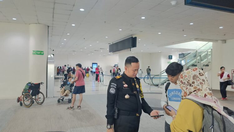 Cegah Antrean, Imigrasi Kualanamu Proaktif Bantu Penumpang Isi Aplikasi All Indonesia
