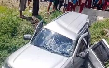 Minibus Remuk Dihantam Kereta Api